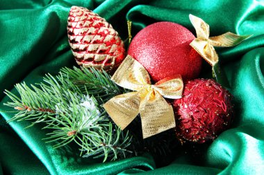 Yeşil saten kumaş üzerinde güzel bir Noel dekor