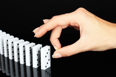 siyah üzerine izole Domino iterek el