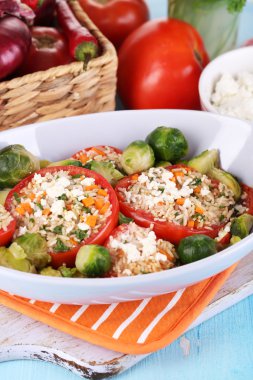 ahşap masa yakın çekim ıslak zeminde dolması domates