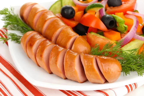 Grillwurst mit frischem Salat aus nächster Nähe — Stockfoto