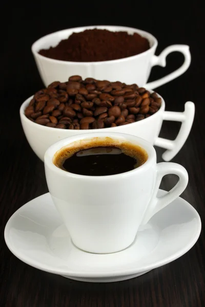 Diferentes tipos de café en tres tazas sobre mesa de madera —  Fotos de Stock