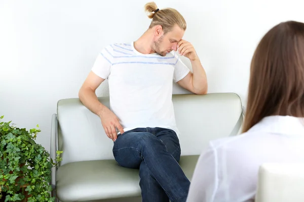 Hombre con problema en recepción para psicólogo — Foto de Stock