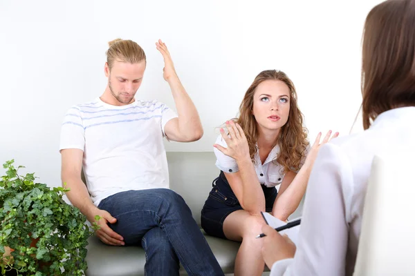 Jong echtpaar met probleem op de receptie voor familie psycholoog — Stockfoto