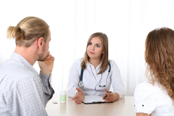 Médecin et jeunes patients en couple au bureau — Photo