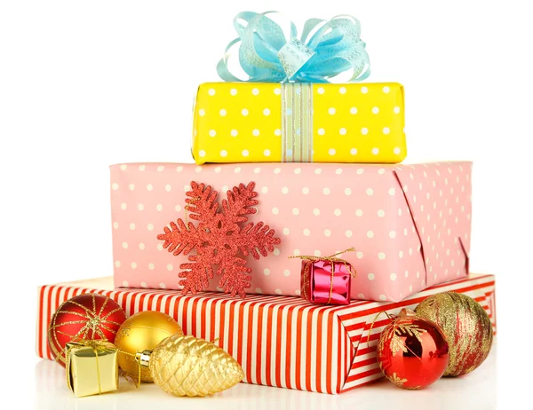 Regalos con decoraciones navideñas, aislados en blanco — Foto de Stock