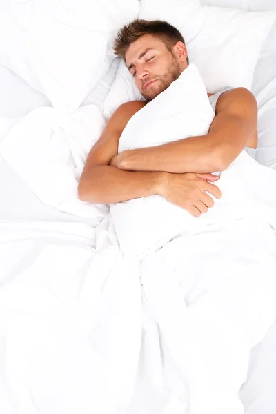 Guapo joven hombre en la cama — Foto de Stock