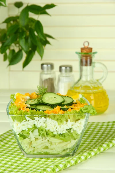 Läcker sallad med ägg, vitkål och gurka på träbord — Stockfoto