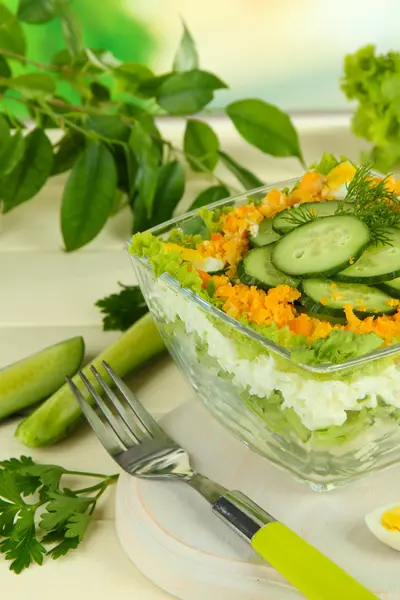 Deliziosa insalata con uova, cavolo e cetrioli sul tavolo di legno — Foto Stock