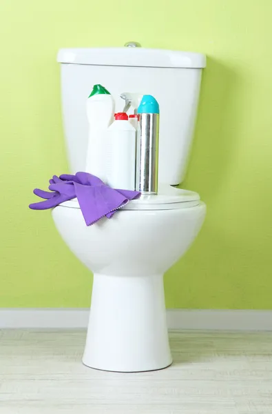 Weiße Toilettenschüssel und Reinigungsflasche im Badezimmer — Stockfoto