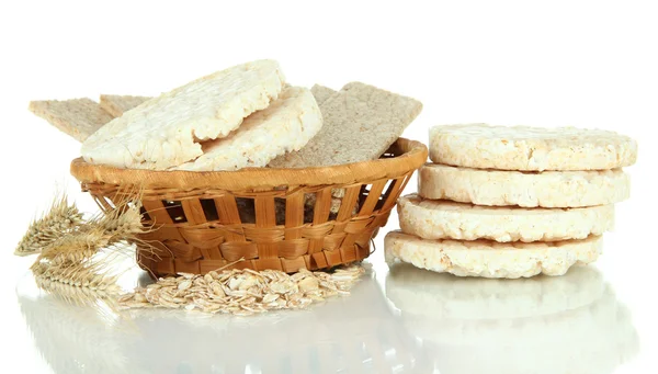 Smakelijke knäckebröd in mand, geïsoleerd op wit — Stockfoto