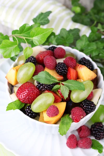 Ensalada de frutas en tazón, sobre fondo de mesa de madera —  Fotos de Stock