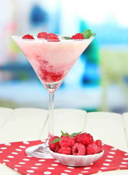 Raspberry melk dessert in cocktailglas, op lichte achtergrondAhududulu süt tatlı parlak zemin üzerine kokteyl cam — Stok fotoğraf