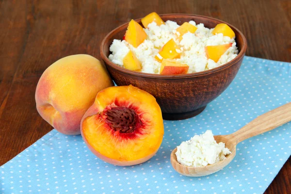 Sour cheese and fresh peaches,on wooden table background — Stock Photo, Image