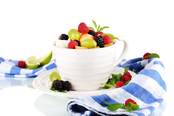 Ensalada de frutas en taza cerca de servilleta aislada en blanco —  Fotos de Stock