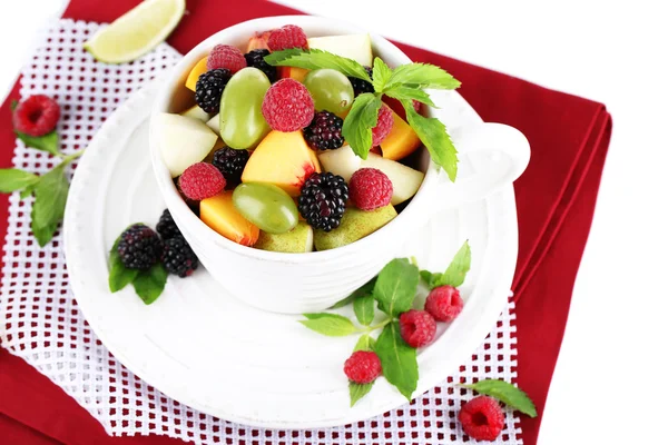 Fruitsalade in cup op servet geïsoleerd op wit — Stockfoto