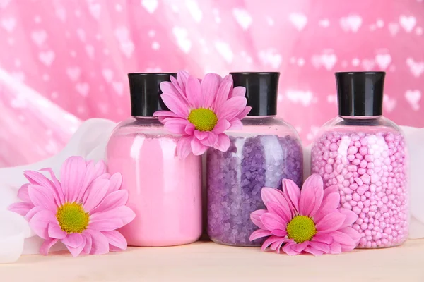 Ароматерапевтичні мінерали - барвиста сіль для ванни на рожевому фоні — стокове фото