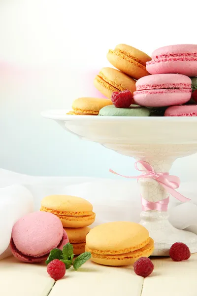 Macaroons suaves em vaso na mesa no fundo claro — Fotografia de Stock