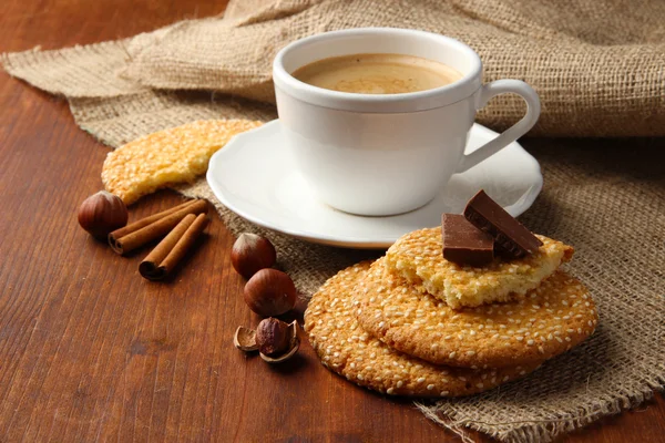 Cup of tasty coffee with tasty cookies, on wooden background — Stock Photo, Image