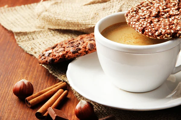 Copa de sabroso café con galletas sabrosas, sobre fondo de madera —  Fotos de Stock