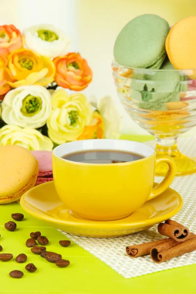 Caffè e amaretti sul tavolo su fondo chiaro — Foto Stock
