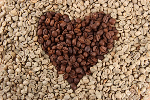 Grãos de café verde e marrom, close-up — Fotografia de Stock