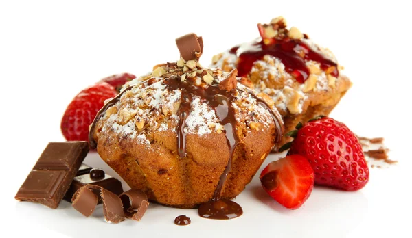 Torte di muffin saporite con fragole e cioccolato, isolate su bianco — Foto Stock