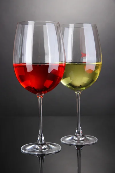 Red and white wine in glasses on grey background — Stock Photo, Image
