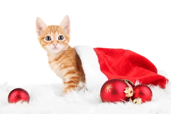 Carino gattino rosso in cappello Babbo Natale isolato su bianco — Foto Stock