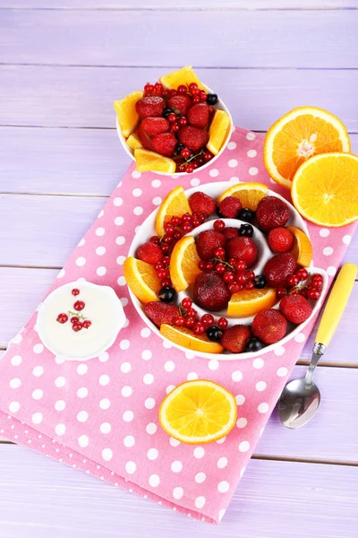 ahşap masa yakın çekim Tabaklarda yararlı meyve salatası