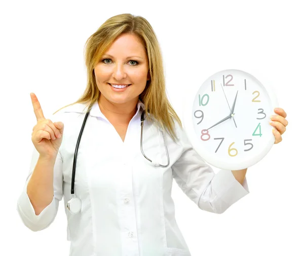 Jeune beau docteur avec stéthoscope et horloge, isolé sur blanc — Photo