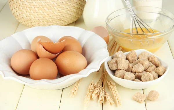 Ingredientes para massa de farinha em mesa de madeira close-up — Fotografia de Stock