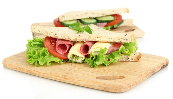 Sabrosos sándwiches con salchichas de salami y verduras en la tabla de cortar, aislados en blanco —  Fotos de Stock