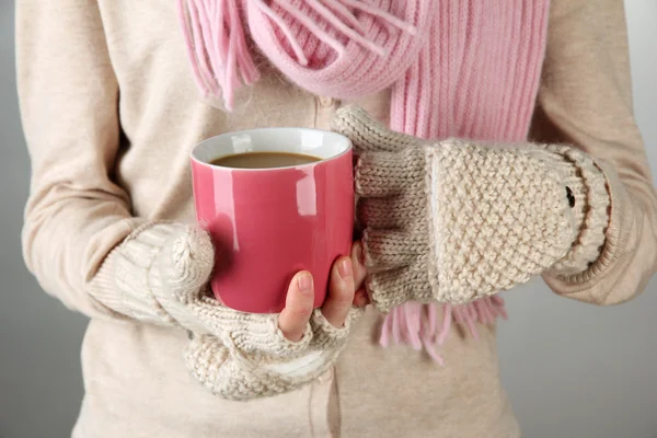 Kvinnliga händer med träff drink, på ljus bakgrund — Stockfoto