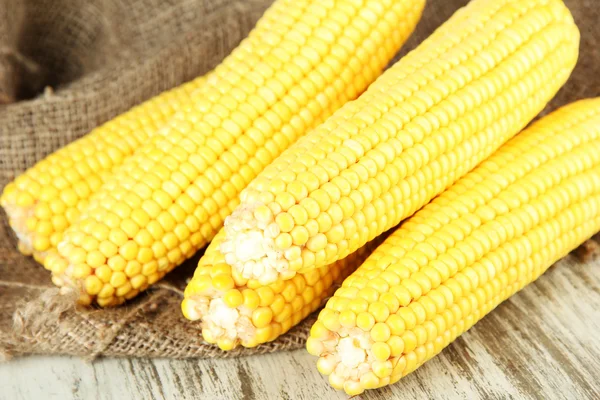 ahşap masa üstünde çul üzerinde ham Mısır