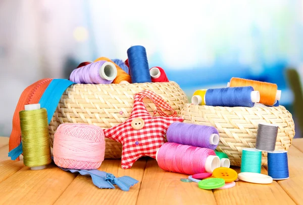 hasır sepetleri ile parlak zemin üzerine ahşap masa üzerinde iğne işi'den aksesuarlar