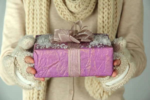 Женские руки с подарочной коробкой, крупным планом — стоковое фото