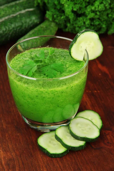 Green vegetable juice on table close-up — Stock Photo, Image