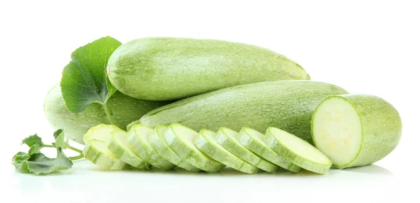 Rohe Zucchini in Scheiben geschnitten, isoliert auf weiß — Stockfoto