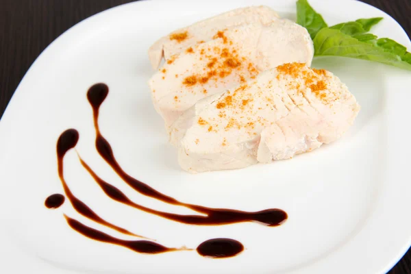Βρασμένο κοτόπουλο κρέατος με πάπρικα και η σάλτσα, σε λευκή πινακίδα, σε ξύλινο φόντο, γκρο πλαν — Φωτογραφία Αρχείου
