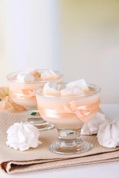 Läckra yoghurt med marshmallows, närbild — Stockfoto