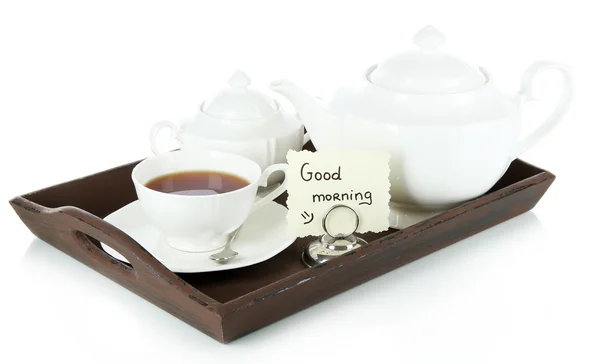 Tasse de thé avec des gâteaux sur plateau en bois isolé sur blanc — Photo