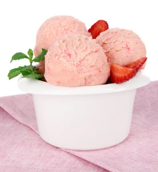 Sopas de sorvete saborosas em tigela, isoladas em branco — Fotografia de Stock