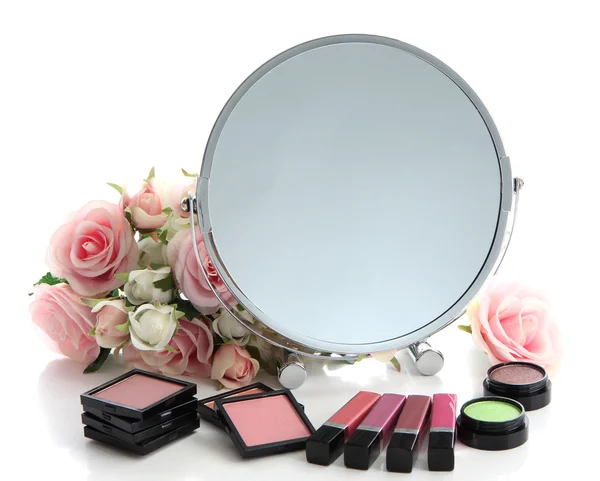 Gruppo di cosmetici decorativi per trucco e specchio, isolato su bianco — Foto Stock