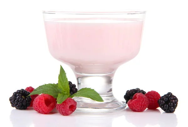 Heerlijke yoghurt met bessen geïsoleerd op wit — Stockfoto