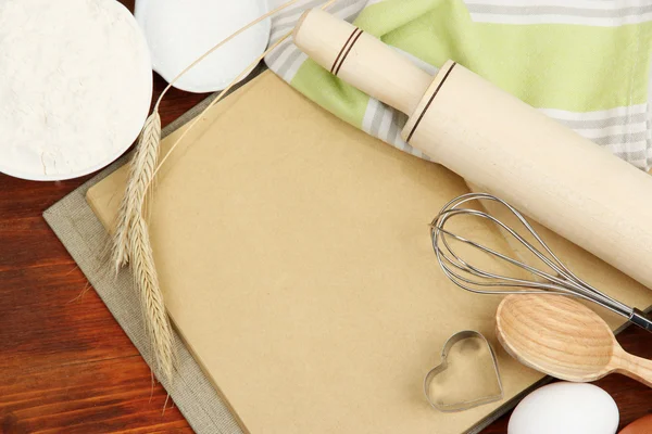 Concepto de cocina. Ingredientes básicos para hornear y herramientas de cocina de cerca — Foto de Stock