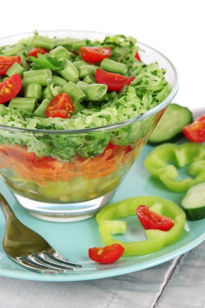 Salade savoureuse aux légumes frais, isolée sur du blanc — Photo
