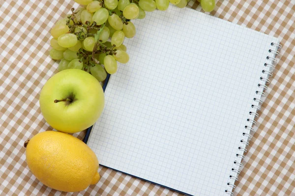 Koken concept. boodschappen met lege kookboek close-up — Stockfoto