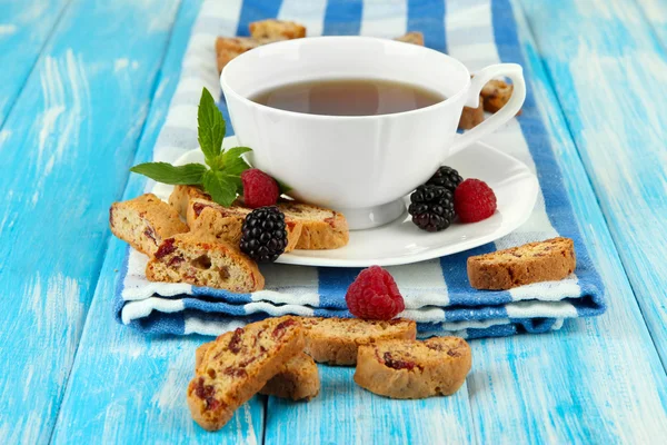 Filiżanka herbaty z ciasteczka i owoce na stół szczegół — Zdjęcie stockowe