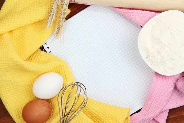 Concepto de cocina. Ingredientes básicos para hornear y herramientas de cocina de cerca —  Fotos de Stock