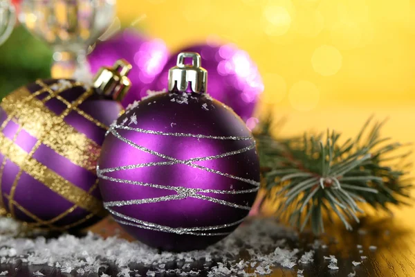 Bolas decorativas de Navidad sobre fondo brillante — Foto de Stock